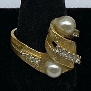Elegant Gold tone  and  faux Pearl VINTAGE  Ring